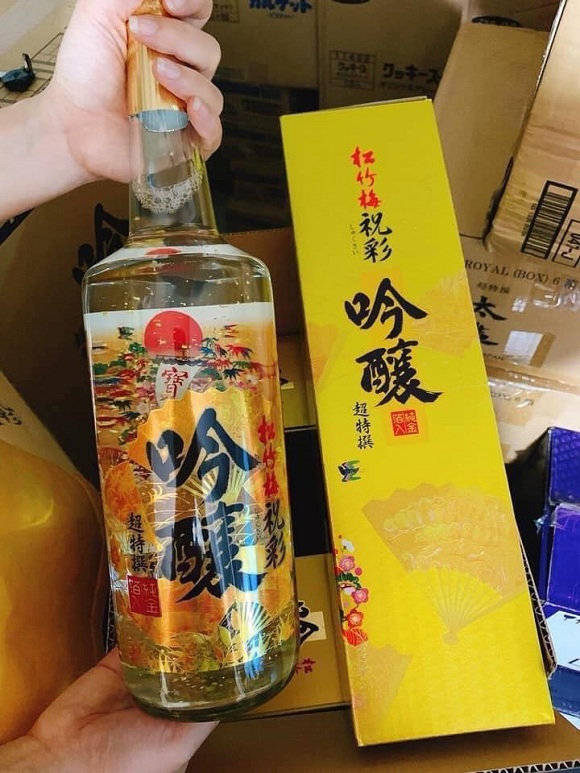 Rượu sake vẩy vàng mặt trời đỏ Takara Shozu 1,8 lít Nhật 5